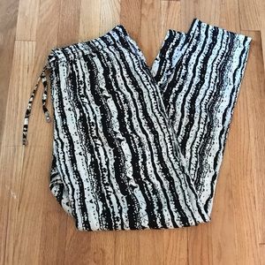 Black and white women’s casual pants